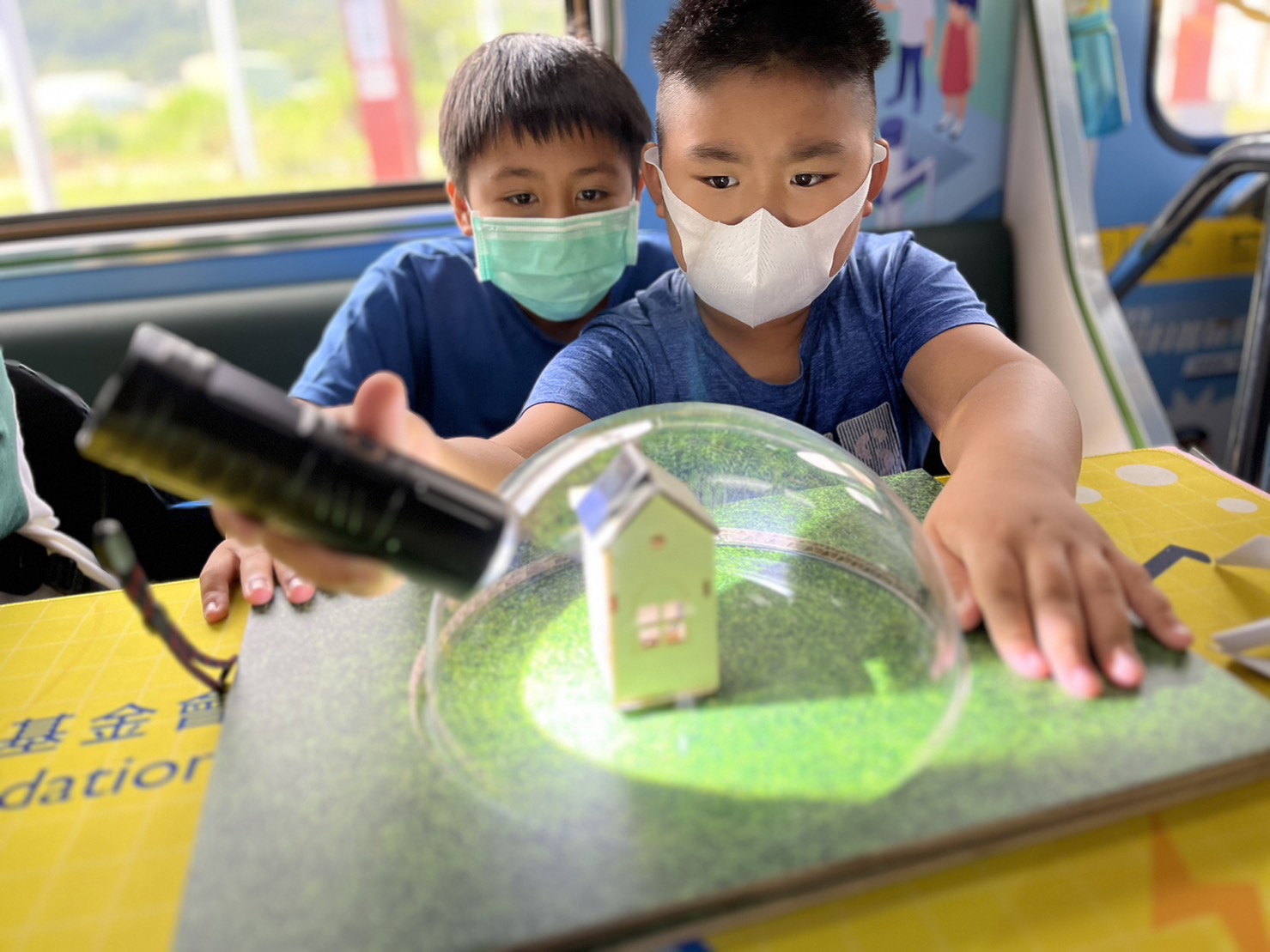 开云參與基礎科學主題車廂，以STEAM教學精神，設計「逐日科學家」、「太陽能工程師」以及「淨零建築師」三大能源科普課程和實驗